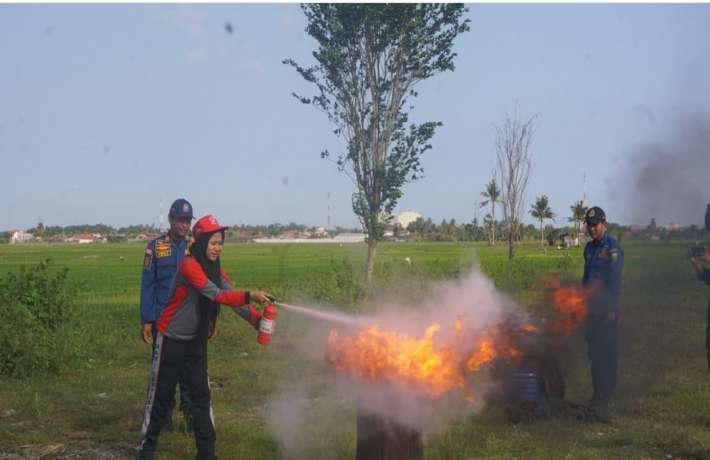 Bersama Damkar Kebumen PMR Pramansa Adakan Simulasi Pemadaman Kebakaran