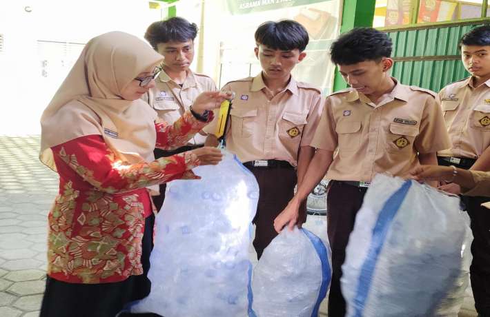 Sambut ASAT 2026 MAN 1 Kebumen Terapkan Ekonomi Sirkular Lewat Aksi Bersih Kelas dan Bank Sampah