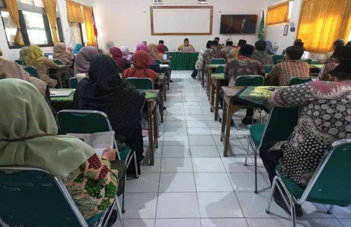 Tingkatkan Kinerja dan Kualitas Layanan MAN 1 Kebumen Gelar Rapat Dinas Evaluasi Bulanan