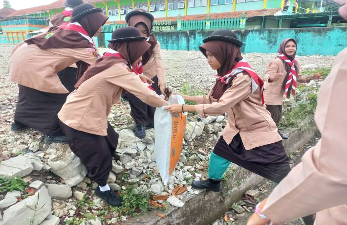 Aksi Heroik di Hari Pramuka MAN 1 Kebumen Bergerak Menyelamatkan Bumi