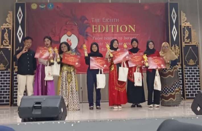 Siswi MAN 1 Kebumen Erli Vika Putri Cahyani Raih Juara Harapan 1 dan Best Costume di Kompetisi Bahasa Inggris UNSOED