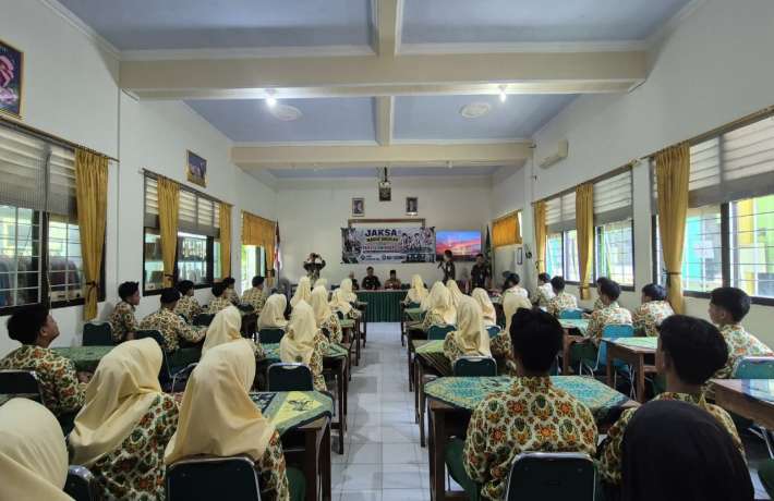 Kejari Kebumen Gelar Program Jaksa Masuk Sekolah di MAN 1 Kebumen Edukasi Siswa Soal Hukum dan Bahaya Narkoba