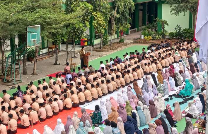 Wujudkan Generasi Taat dan Peduli MAN 1 Kebumen Gelar Salat Istisqa
