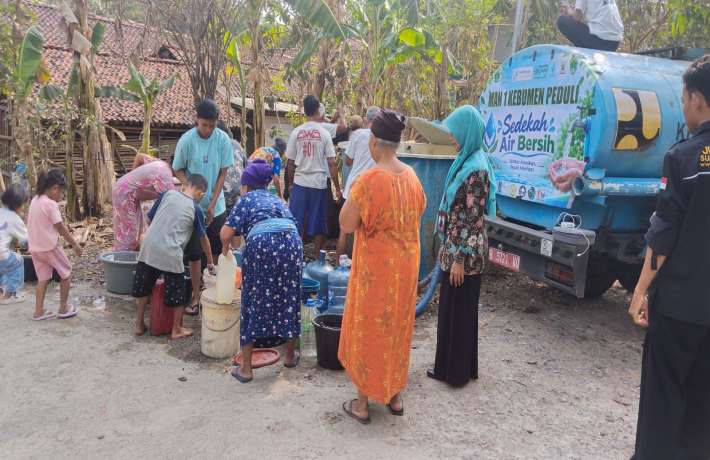 Kekeringan Melanda MAN 1 Kebumen Bergerak Salurkan Sedekah Air Bersih untuk Warga